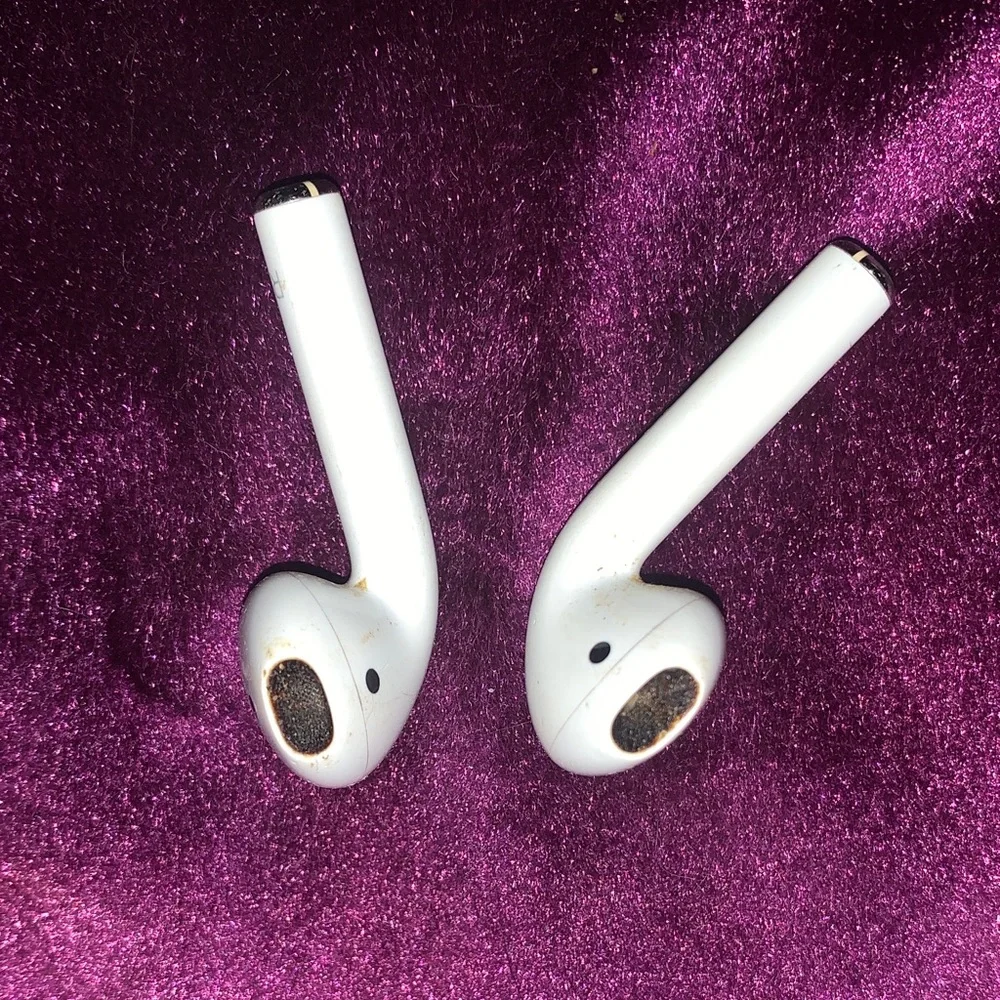 Apple Bottoms White Wireless Earbuds